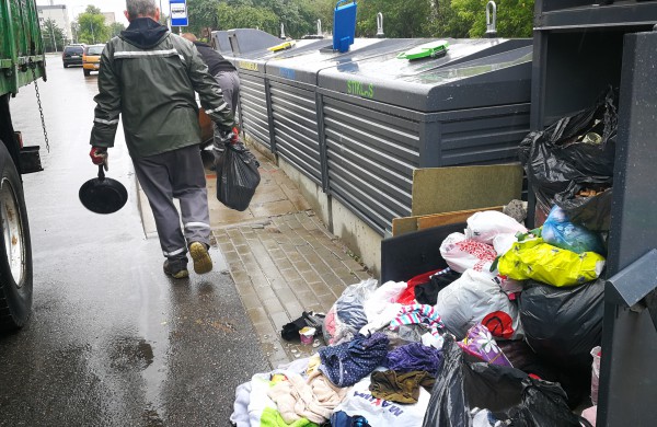 Tekstilės konteinerį atvėrus – nuo pridergtų suaugusiųjų sauskelnių iki kirmėlių ir tarakonų