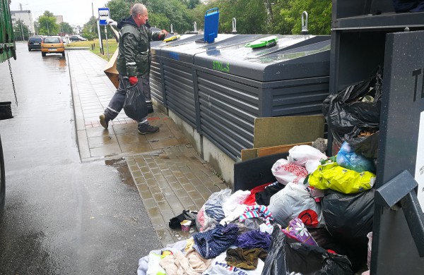 Tekstilės konteinerį atvėrus – nuo pridergtų suaugusiųjų sauskelnių iki kirmėlių ir tarakonų