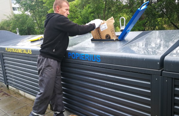 Tekstilės konteinerį atvėrus – nuo pridergtų suaugusiųjų sauskelnių iki kirmėlių ir tarakonų