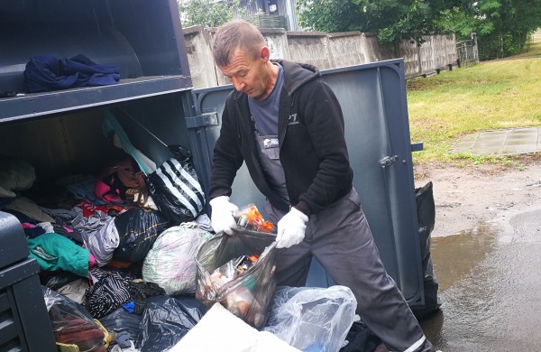 Tekstilės konteinerį atvėrus – nuo pridergtų suaugusiųjų sauskelnių iki kirmėlių ir tarakonų