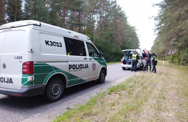 Kelyje neprasilenkė ,,Honda“ ir ,,Škoda“: vienam vairuotojui prireikė medikų pagalbos 