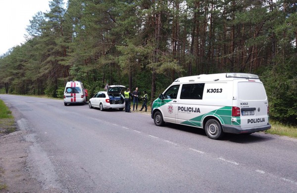 Kelyje neprasilenkė ,,Honda“ ir ,,Škoda“: vienam vairuotojui prireikė medikų pagalbos 
