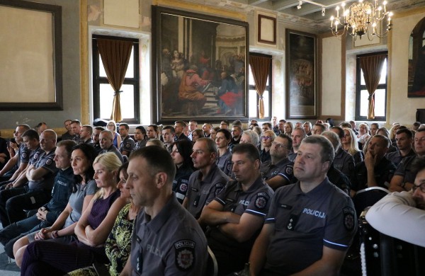 Pagerbti ir apdovanoti Jonavos rajono policijos komisariato policijos pareigūnai