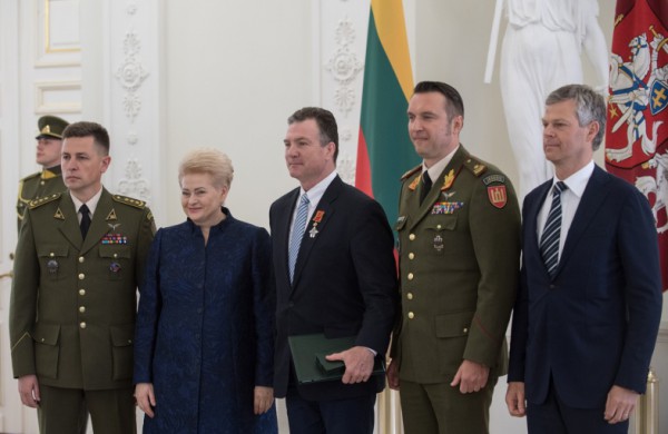 Valstybės apdovanojimai įteikti šalies saugumui ir gynybai nusipelniusiems asmenims 