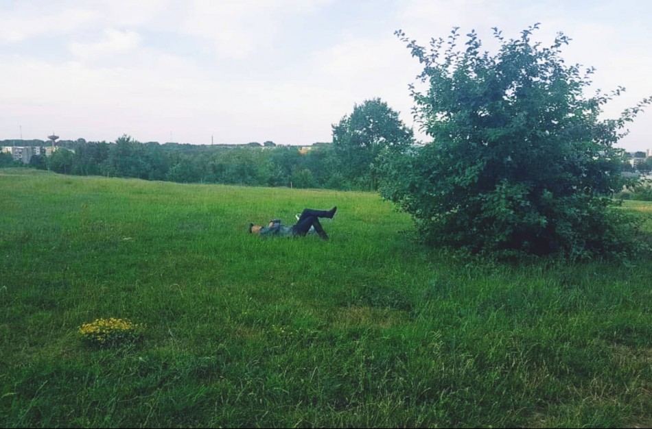 Vietoj šiltos lovos – nakvynė  po atviru dangumi su butelaičiu