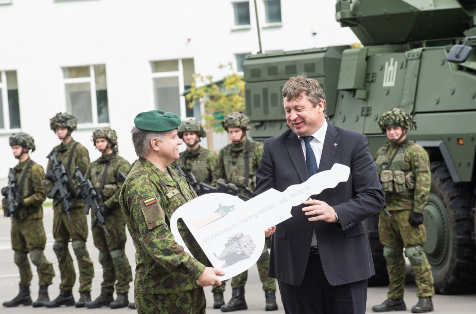 Lietuvai oficialiai  perduotos pirmosios pėstininkų kovos mašinos „Vilkas“