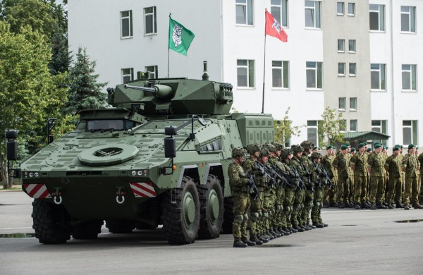 Lietuvai oficialiai  perduotos pirmosios pėstininkų kovos mašinos „Vilkas“