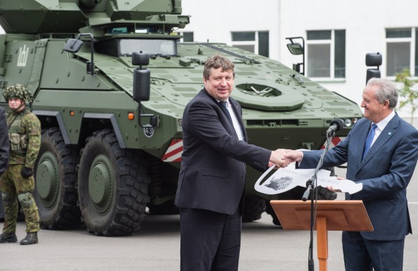 Lietuvai oficialiai  perduotos pirmosios pėstininkų kovos mašinos „Vilkas“