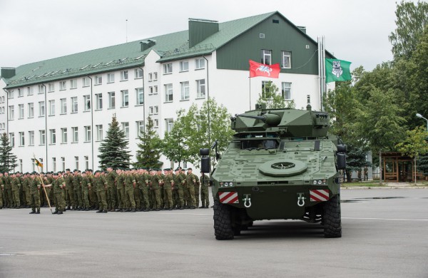 Lietuvai oficialiai  perduotos pirmosios pėstininkų kovos mašinos „Vilkas“