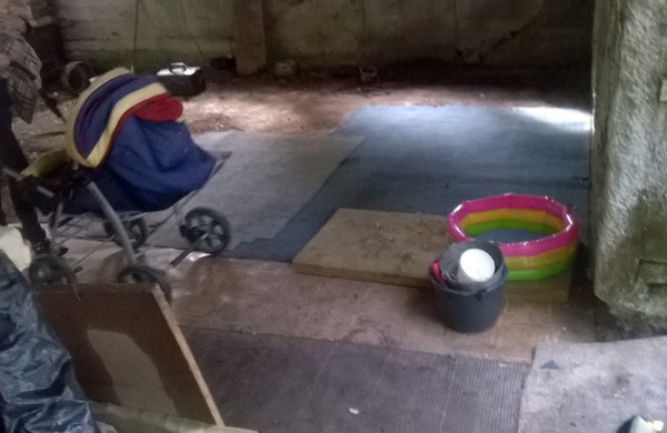 Į mišką atsikraustė gyventi su vaikais, mažiausiam – trys mėnesiai