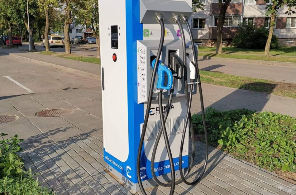 Jonavoje įrengtos trys elektromobilių įkrovimo stotelės: kada bus galima jomis naudotis?