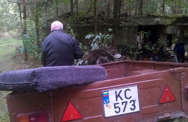 Į mišką atsikraustė gyventi su vaikais, mažiausiam – trys mėnesiai