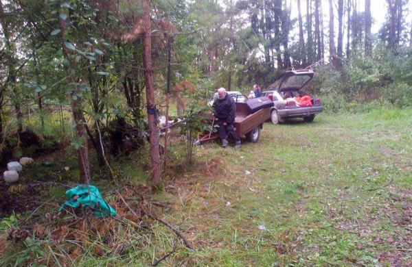 Į mišką atsikraustė gyventi su vaikais, mažiausiam – trys mėnesiai