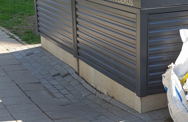 Šalia pusiau požeminių konteinerių atsiveriančios duobės pykdo gyventojus