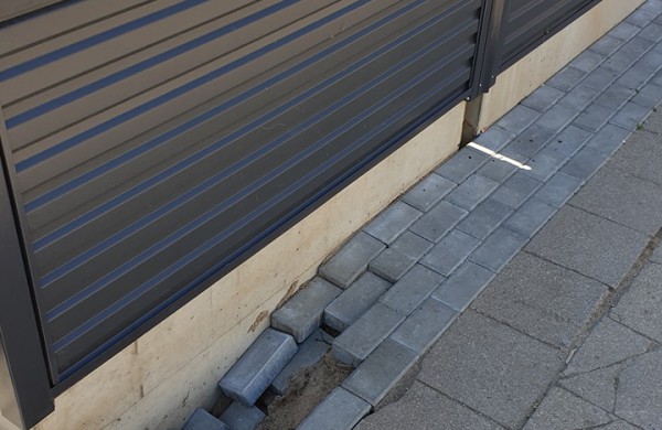 Šalia pusiau požeminių konteinerių atsiveriančios duobės pykdo gyventojus