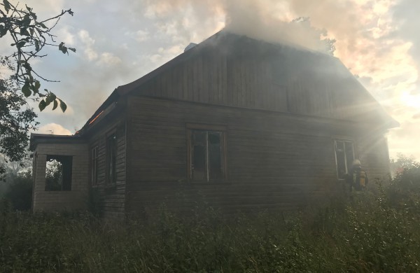 Degė gyvenamasis namas:  savininkė pasakoja, kad jos turto neapsaugojo pastogės išsiprašę žmonės