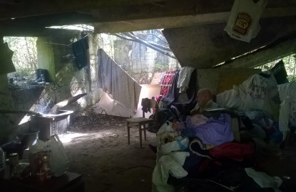 Į mišką atsikraustė gyventi su vaikais, mažiausiam – trys mėnesiai