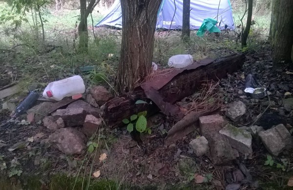 Į mišką atsikraustė gyventi su vaikais, mažiausiam – trys mėnesiai