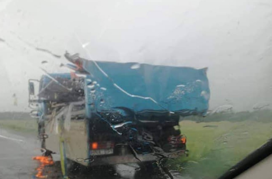 Iš krovininio automobilio iškritusios plokštės kliudė ,,Audi“: nukentėjo du žmonės