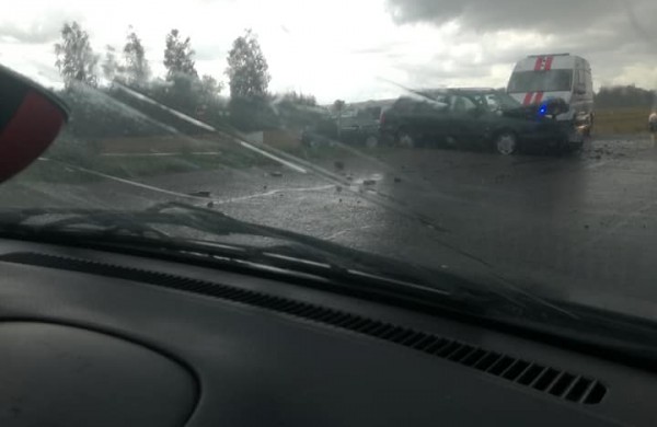 Iš krovininio automobilio iškritusios plokštės kliudė ,,Audi“: nukentėjo du žmonės