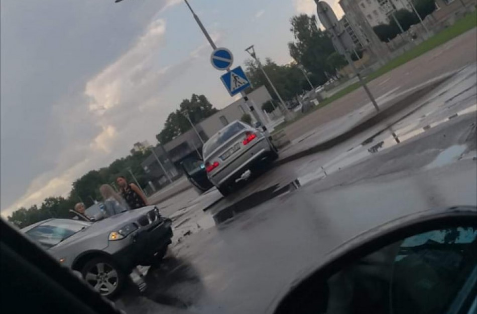 J. Ralio gatvėje - avarija: keliu nepasidalino du ,,BMW“