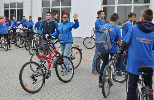 Į mokyklą - minant dviračio pedalus