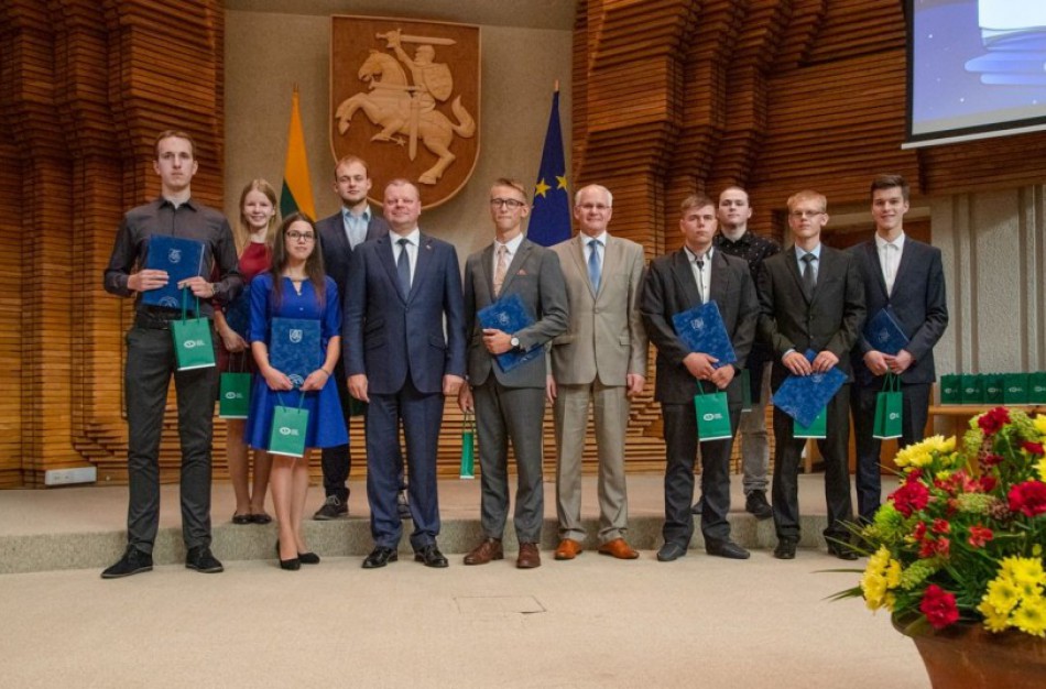 Vyriausybėje pagerbti daugiausiai šimtukų gavę abiturientai