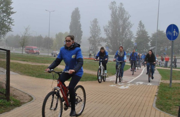 Į mokyklą - minant dviračio pedalus