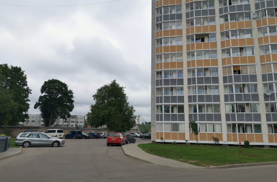 Daugiabučio gyventojai pyksta: vietas kieme ,,okupuoja“ taksi automobiliai