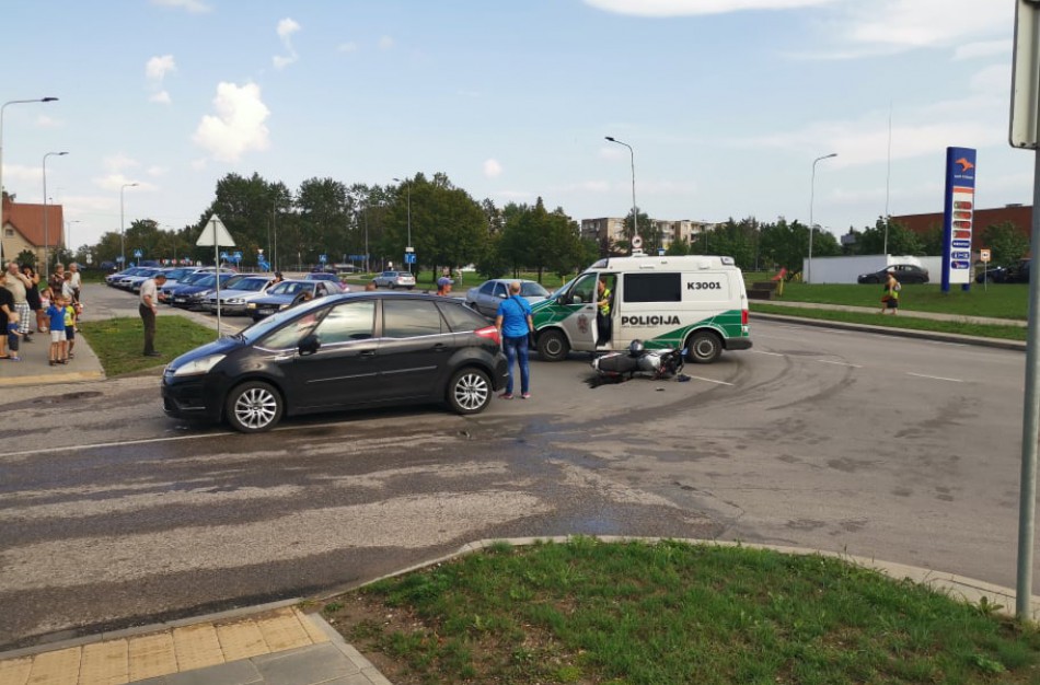 Žemaitės gatvėje  - ,,Citroën " ir mopedo susidūrimas 