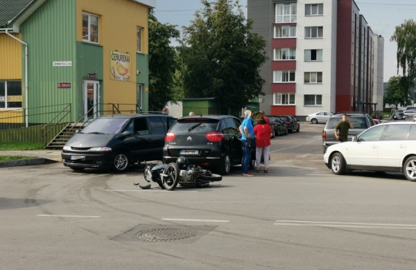 Žemaitės gatvėje  - ,,Citroën " ir mopedo susidūrimas 