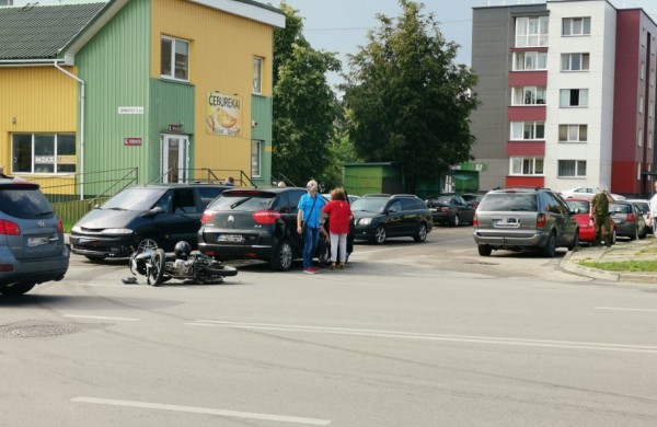 Žemaitės gatvėje  - ,,Citroën " ir mopedo susidūrimas 