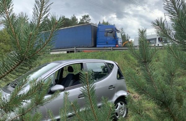 Susidūrė sunkvežimis ir lengvasis automobilis: vairuotojai prireikė medikų pagalbos
