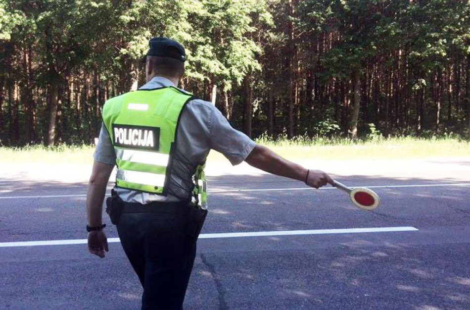 Policijos pareigūnų dėmesys - ir vairuotojams, ir pėstiesiems