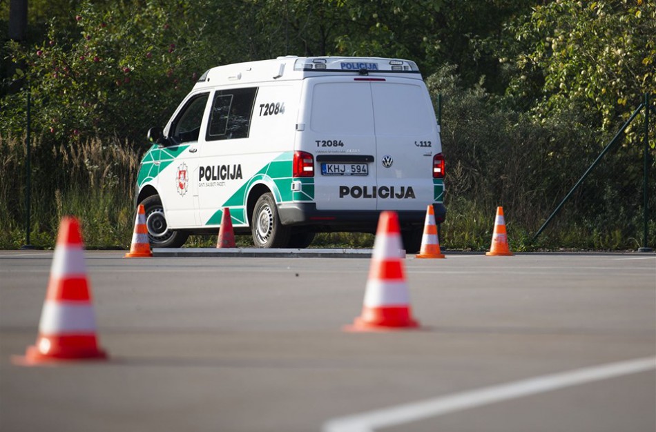 Ar policijos pareigūnai, vykdantys pareigas, gali pažeisti kelių eismo taisykles?