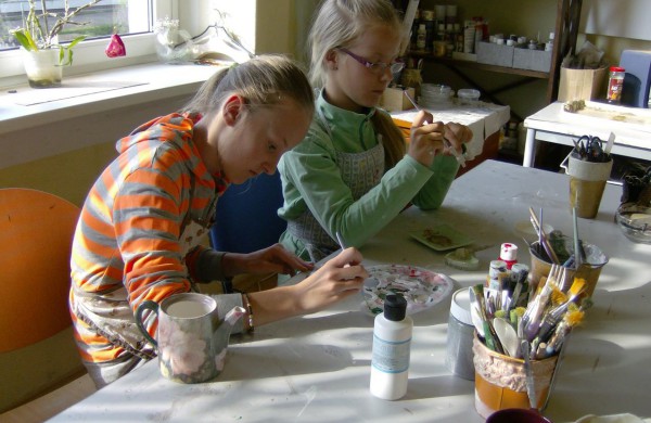 Kviečia vaikus į dekupažo ir keramikos popamokinius užsiėmimus