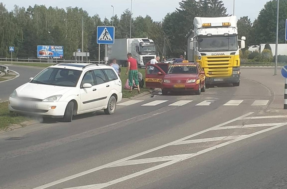 Prie pėsčiųjų perėjos susidūrė trys automobiliai: į gydymo įstaigą išvežti du žmonės