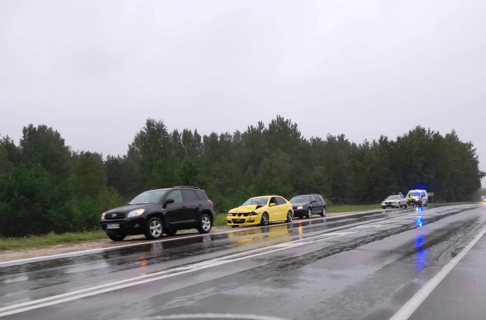 Ant tilto per Nerį susidūrė keturi automobiliai
