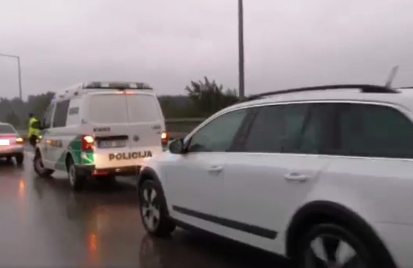 Ant tilto per Nerį susidūrė keturi automobiliai
