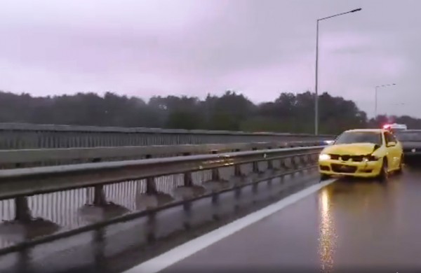 Ant tilto per Nerį susidūrė keturi automobiliai
