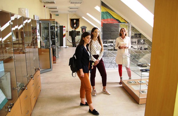 VSAT padaliniuose viešėjo projekto "Moksleiviai - į vyriausybę" dalyvės