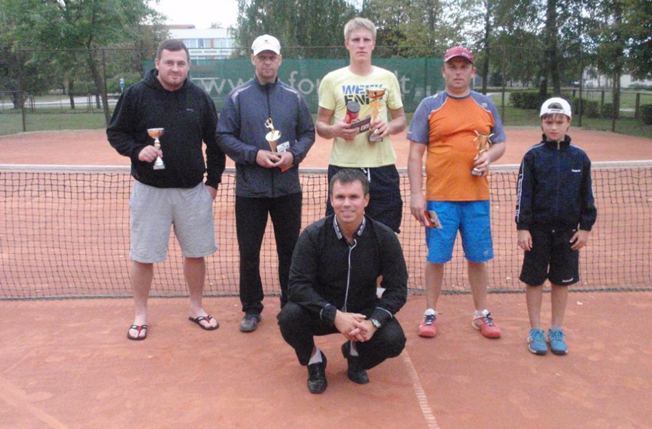 Pergalingi svečių žaidimai teniso korte