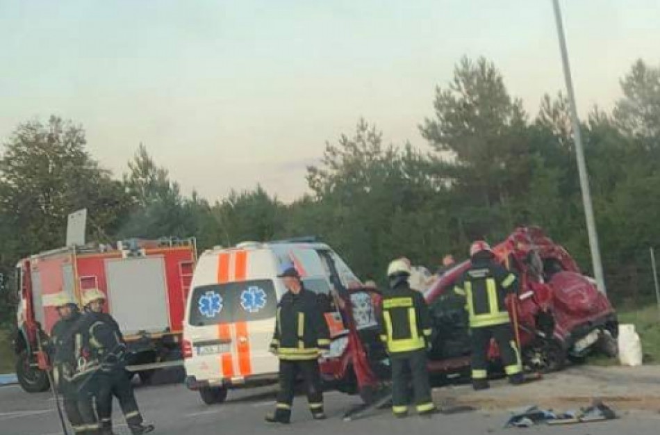 Kelyje Kaunas - Jonava susidūrė vilkikas ir ,,Honda"