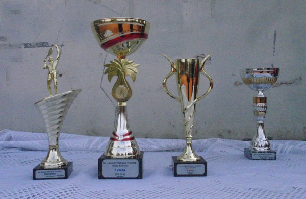 Pergalingi svečių žaidimai teniso korte