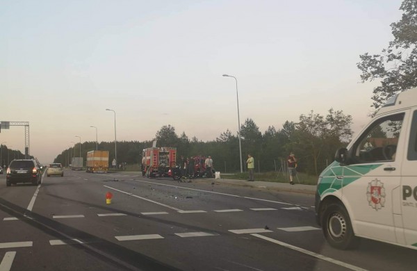 Kelyje Kaunas - Jonava susidūrė vilkikas ir ,,Honda"