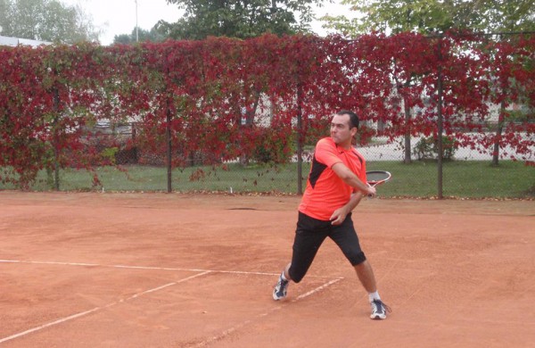 Pergalingi svečių žaidimai teniso korte