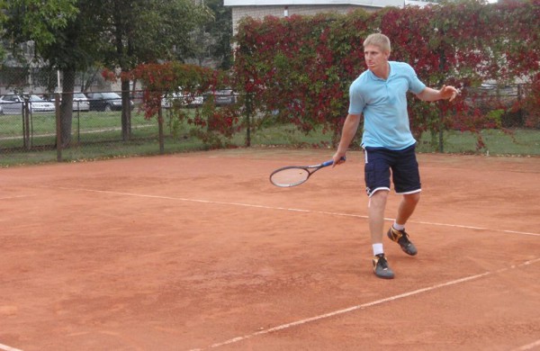 Pergalingi svečių žaidimai teniso korte