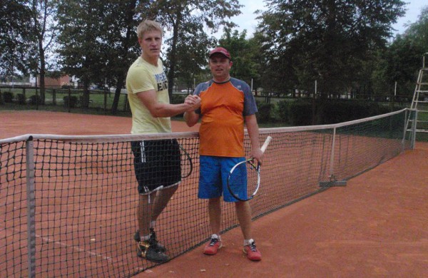 Pergalingi svečių žaidimai teniso korte