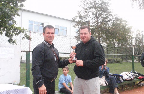 Pergalingi svečių žaidimai teniso korte