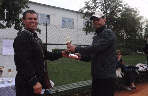 Pergalingi svečių žaidimai teniso korte